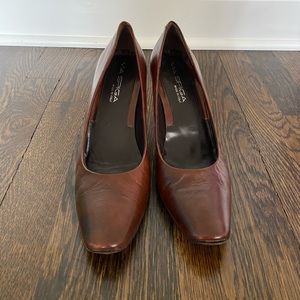 Used Via Spiga leather brown pumps in size 7